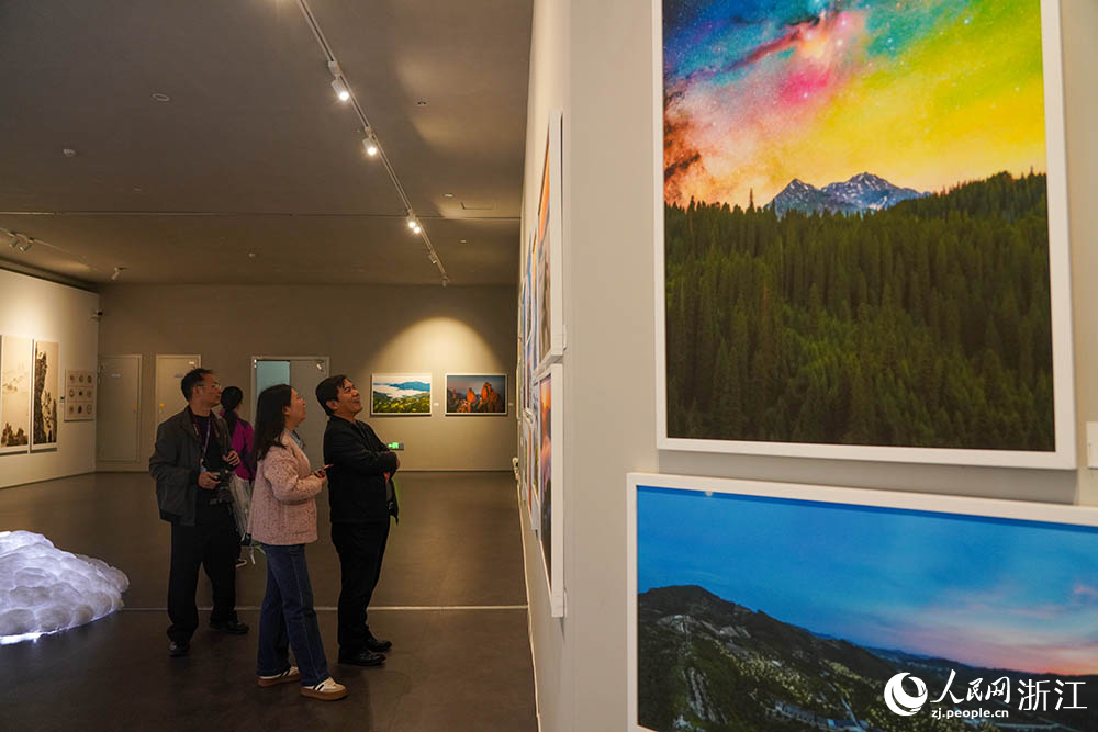 观众在浙江省丽水市莲都区古堰画乡观看全国摄影百县联盟交流展。人民网 章勇涛摄