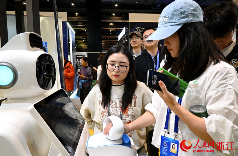 中医机器人前，排起了长队。人民网记者 张丽玮摄