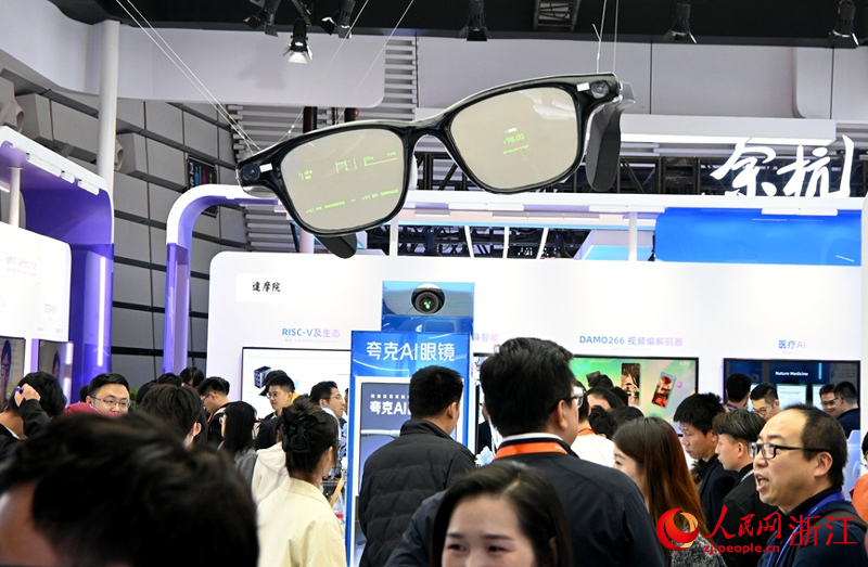 夸克AI眼镜展台，聚满了想体验的参观者。人民网记者 张丽玮摄