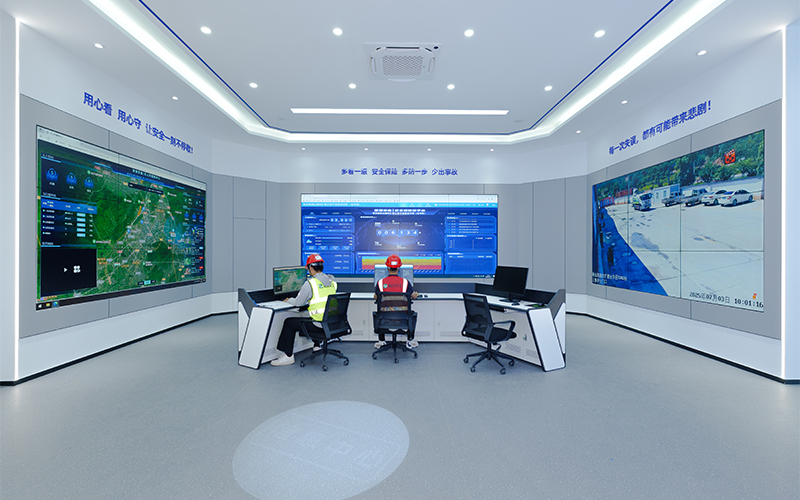 甬金改擴建金華段項目操作員監控智慧安監系統和無人機操作中心。浙交建設供圖