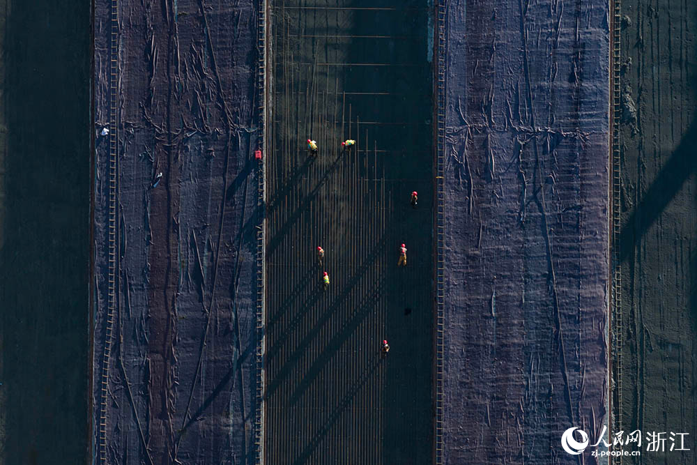在浙江省龍泉市竹垟一級水庫施工現場，工人正在有條不紊地開展作業。人民網 章勇濤攝
