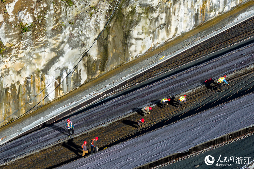 在浙江省龍泉市竹垟一級水庫施工現場，工人正在有條不紊地開展作業。人民網 章勇濤攝