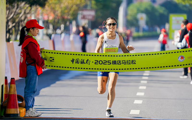 選手向終點沖刺。主辦方供圖