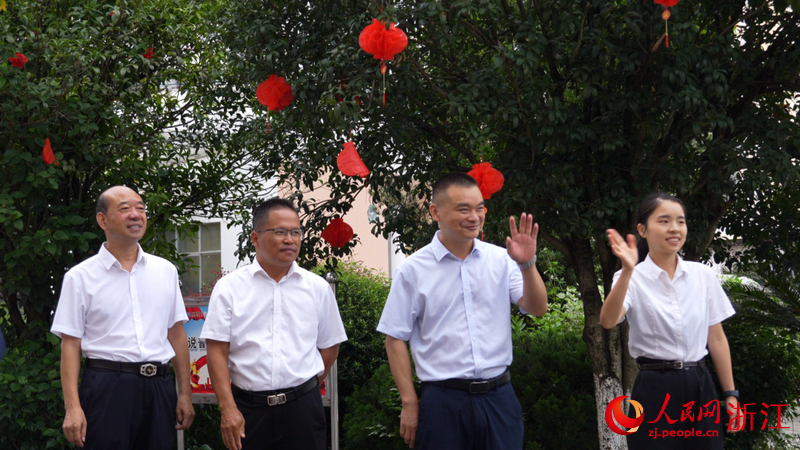 每天清晨，海亮外派团队成员总会准时出现在校门口，以微笑迎接每一位师生。人民网记者 陈陆洵摄
