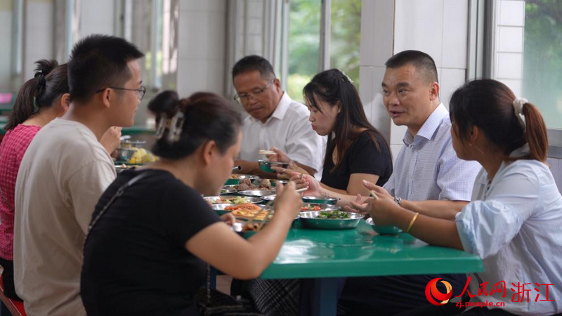 如今，家长陪餐制已成为忻城县中学践行“家校共育”理念的一项特色实践。人民网记者 艾宇韬摄