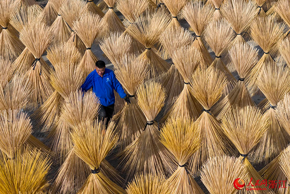 近日，在浙江省龙泉市八都镇，趁着天气晴好，工人正在翻晒加工好的竹丝。人民网 章勇涛摄