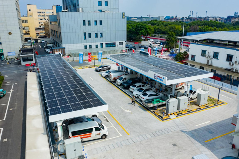 中國石化浙江嘉興地區首座“光充服一體化”綜合供能站——海寧許巷充電站。中國石化浙江公司供圖