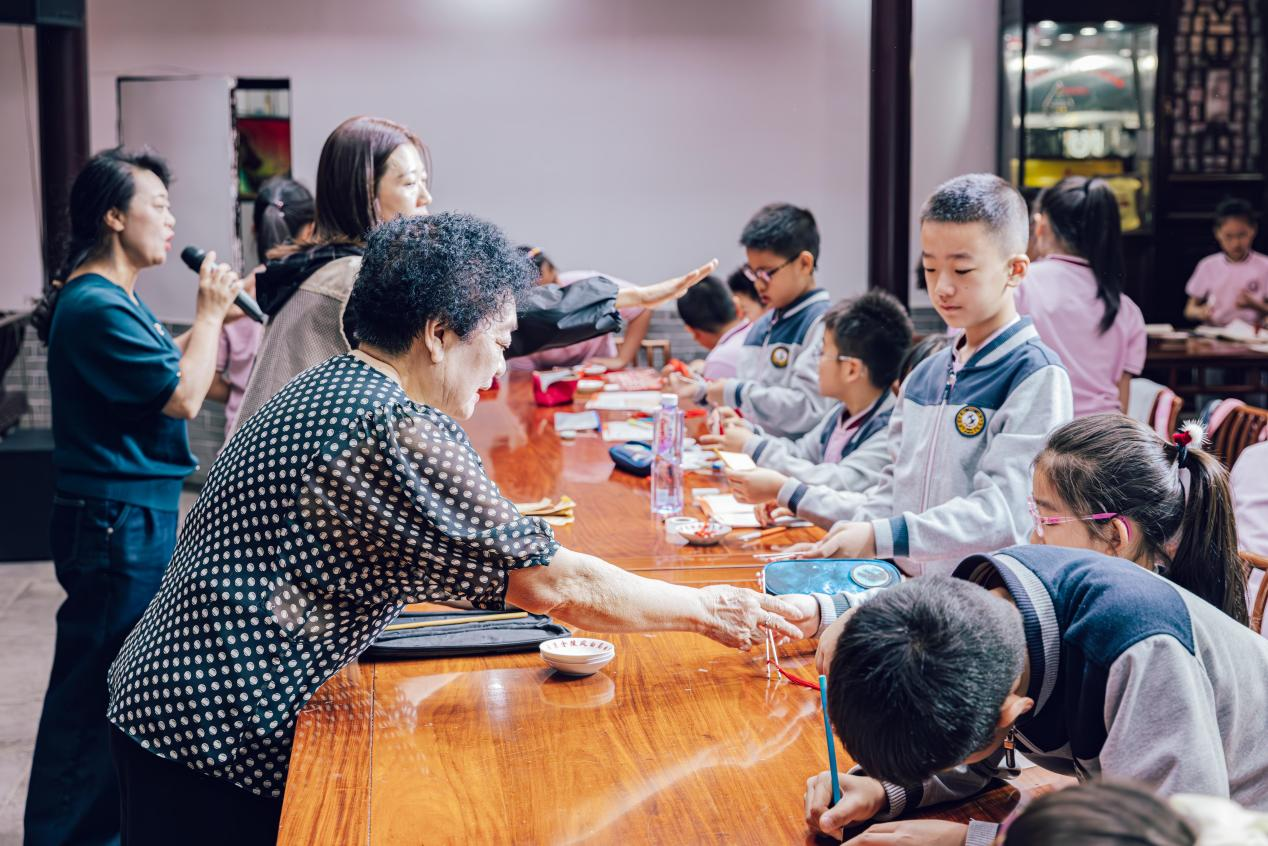 黄玲玲（左一）、许茹（左三）教学生使用键子与碟盘。采访对象供图