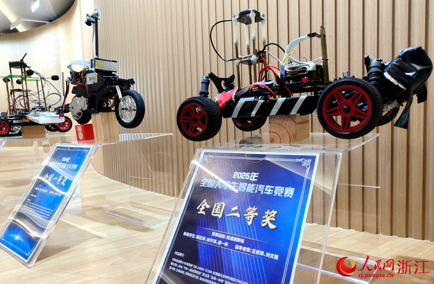 浙江工商大學學生在人工智能相關比賽中屢獲佳績。人民網記者 張麗瑋攝