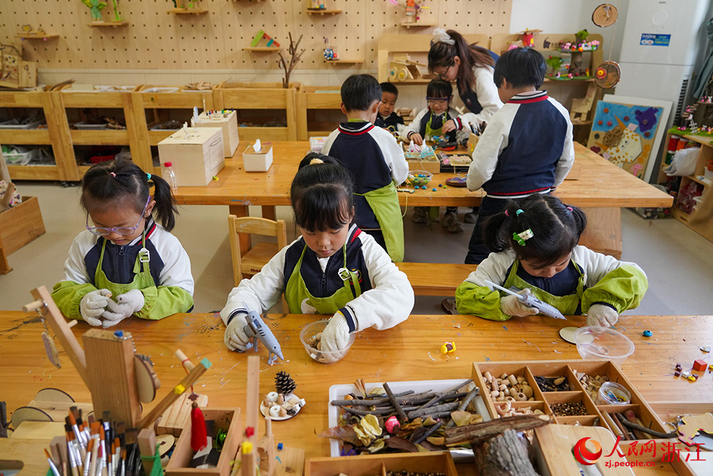近日，在浙江省丽水市云和县城东幼儿园内，孩子们正专注地摆弄木珠、搭建轨道、拼接卡普乐积木。人民网 章勇涛摄
