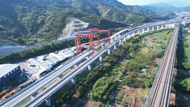 建設中的衢麗鐵路項目麗水疏解線特大橋。浙交建設供圖