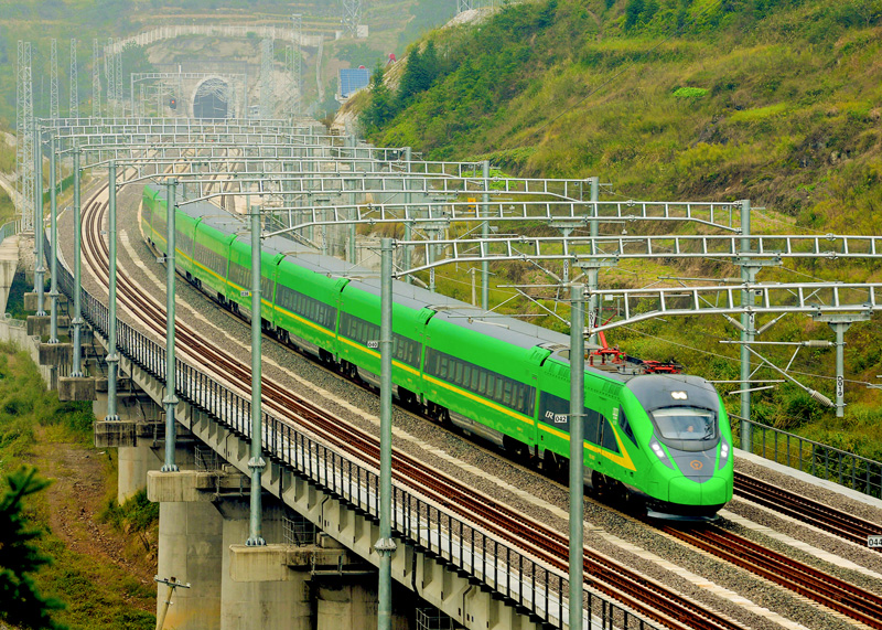 行駛中的金台鐵路列車。浙交建設供圖