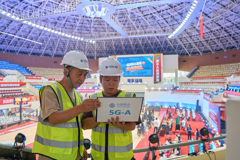 浙江移動工作人員在浙BA現場加強部署5G-A網絡。浙江移動供圖