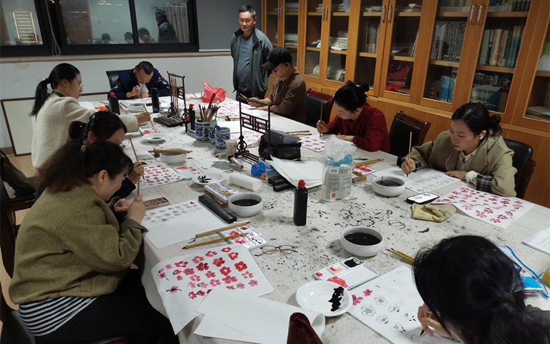 職工感受傳統水墨畫魅力。杭州龍源電力有限公司供圖