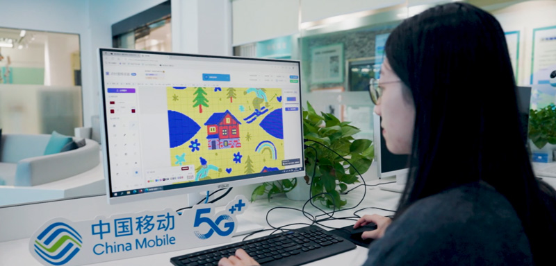 設計師使用AI設計工具進行設計。浙江移動供圖