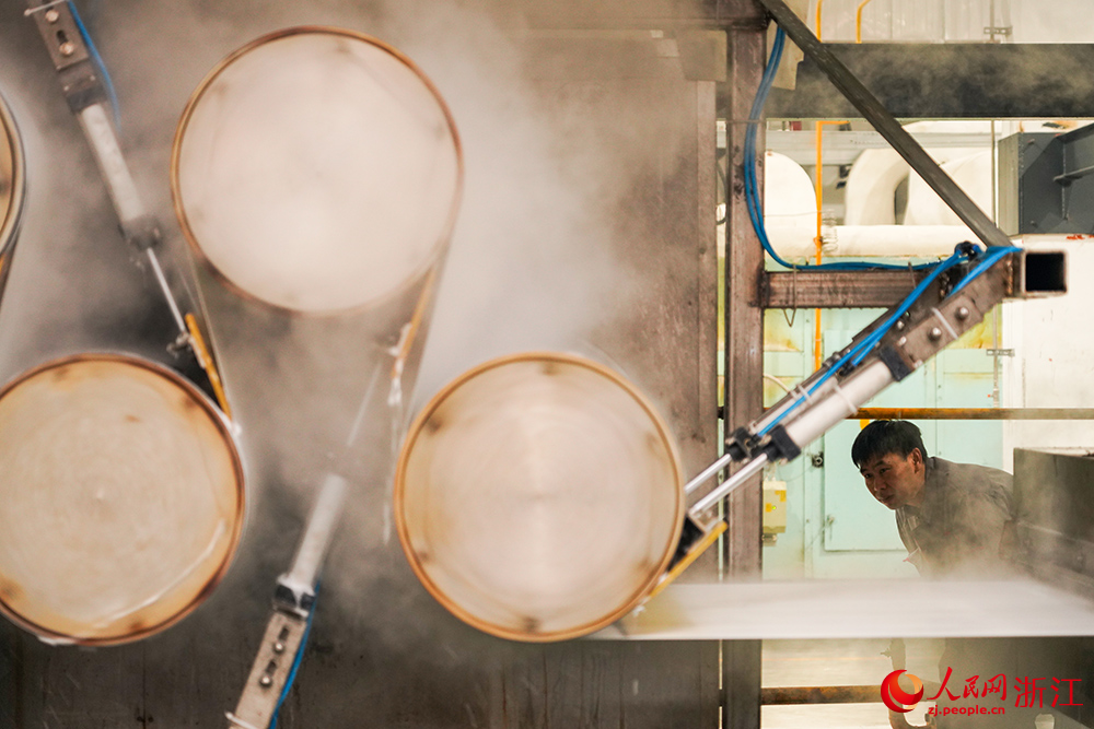 企业生产线开足马力赶制订单产品供应市场。人民网 章勇涛摄