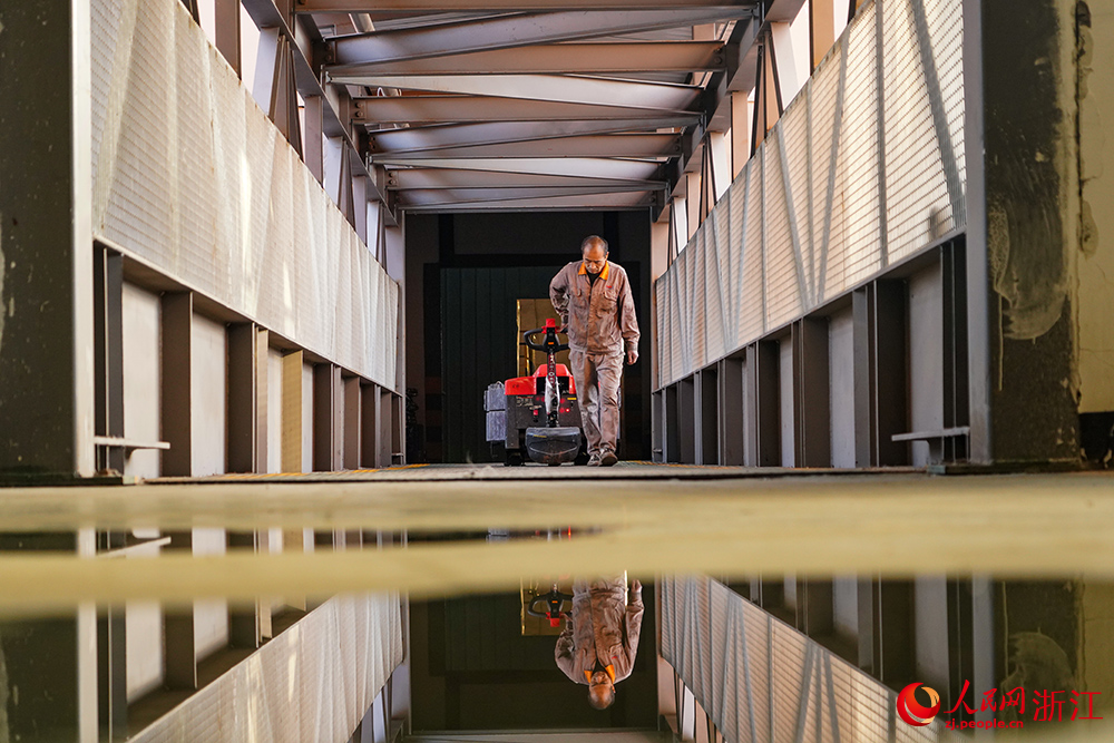 企业生产线开足马力赶制订单产品供应市场。人民网 章勇涛摄