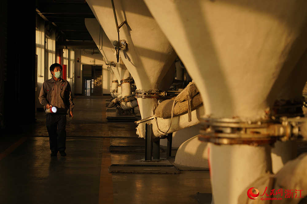 企业生产线开足马力赶制订单产品供应市场。人民网 章勇涛摄