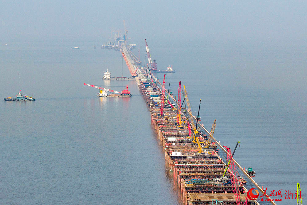 位于浙江省宁波前湾新区的跨海铁路大桥建设现场，中交二航局的建设者们正在抓紧施工作业。人民网 章勇涛摄