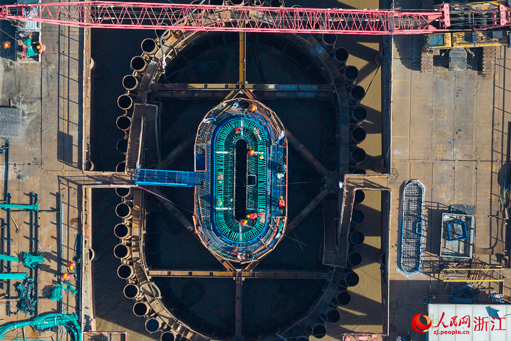 位于浙江省宁波前湾新区的跨海铁路大桥建设现场，中交二航局的建设者们正在抓紧施工作业。人民网 章勇涛摄
