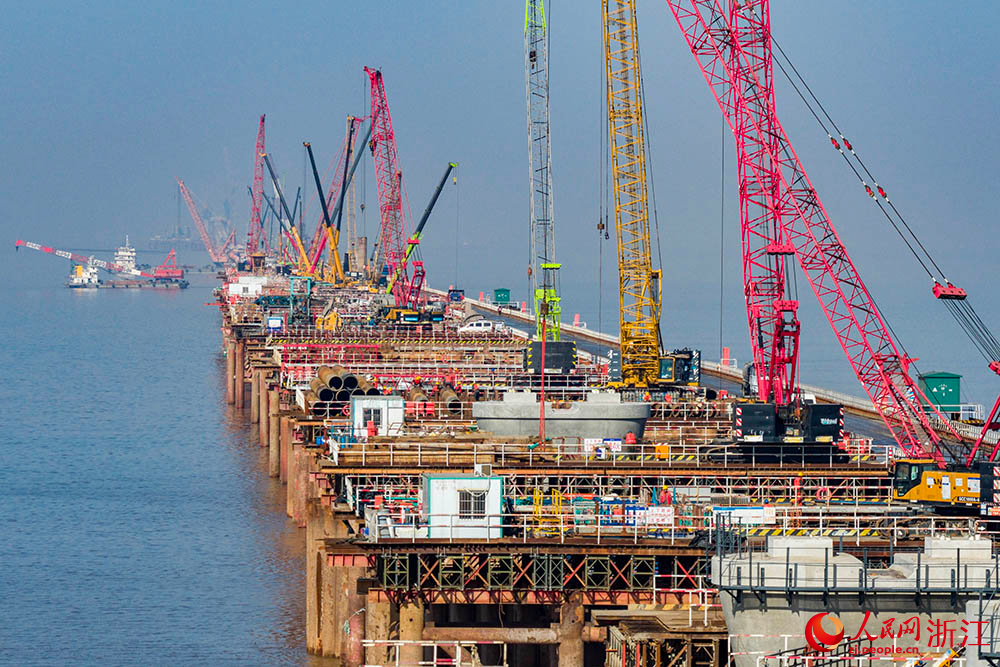 位于浙江省宁波前湾新区的跨海铁路大桥建设现场，中交二航局的建设者们正在抓紧施工作业。人民网 章勇涛摄