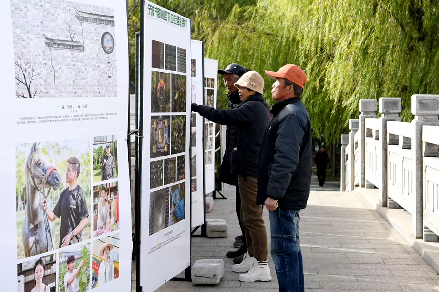 群眾看展。陸偉攝