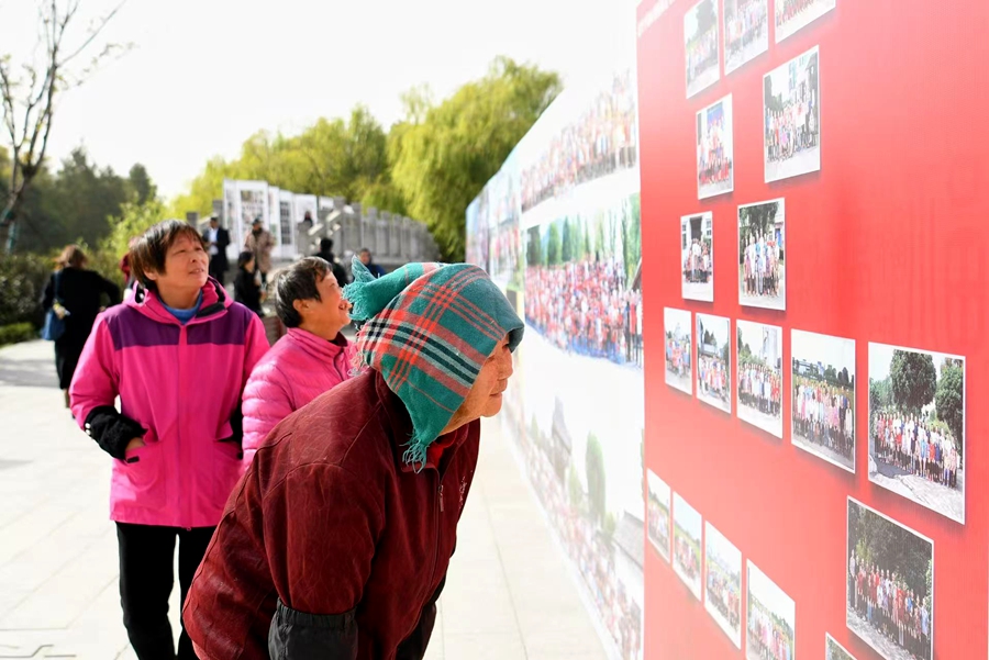 群眾看展。陸偉攝