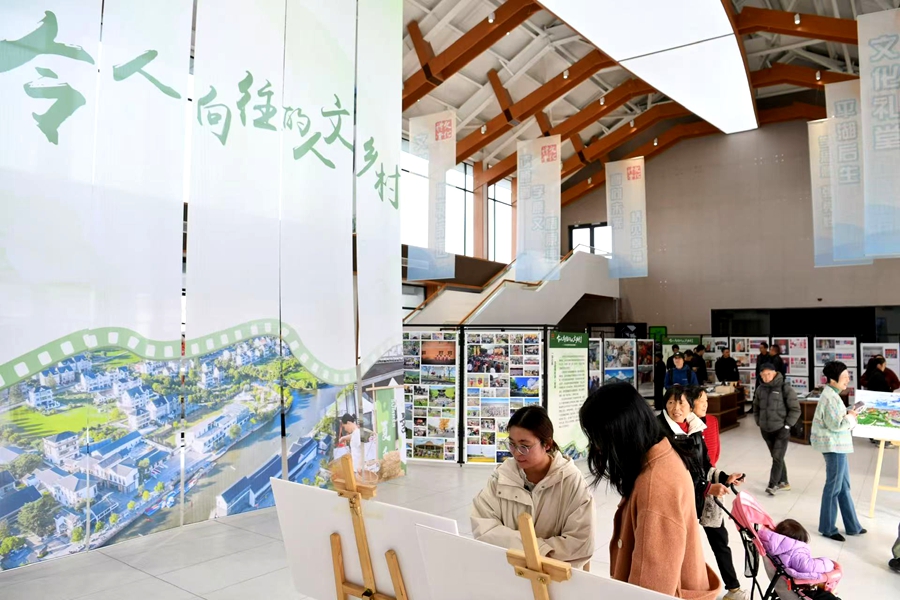 群眾看展。陸偉攝