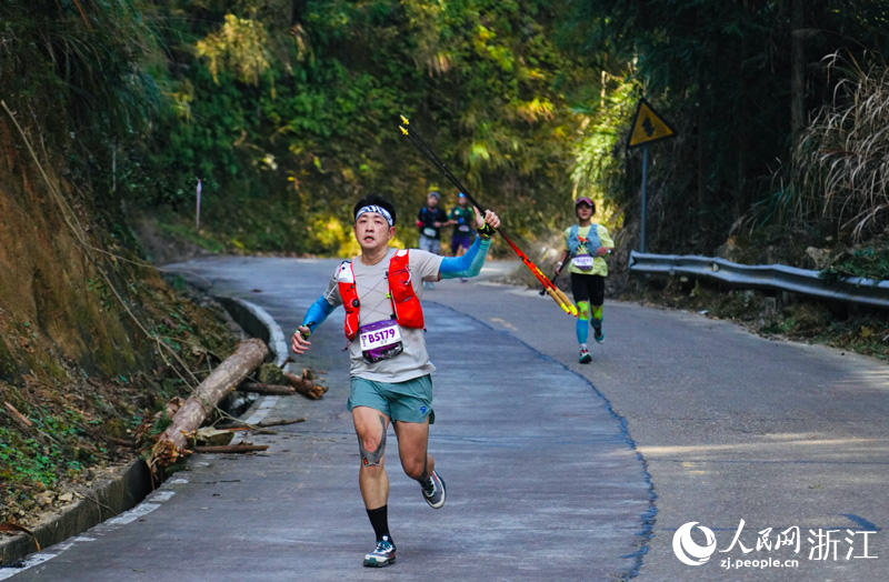 越野跑參賽選手正在奔跑。人民網記者 陳陸洵攝