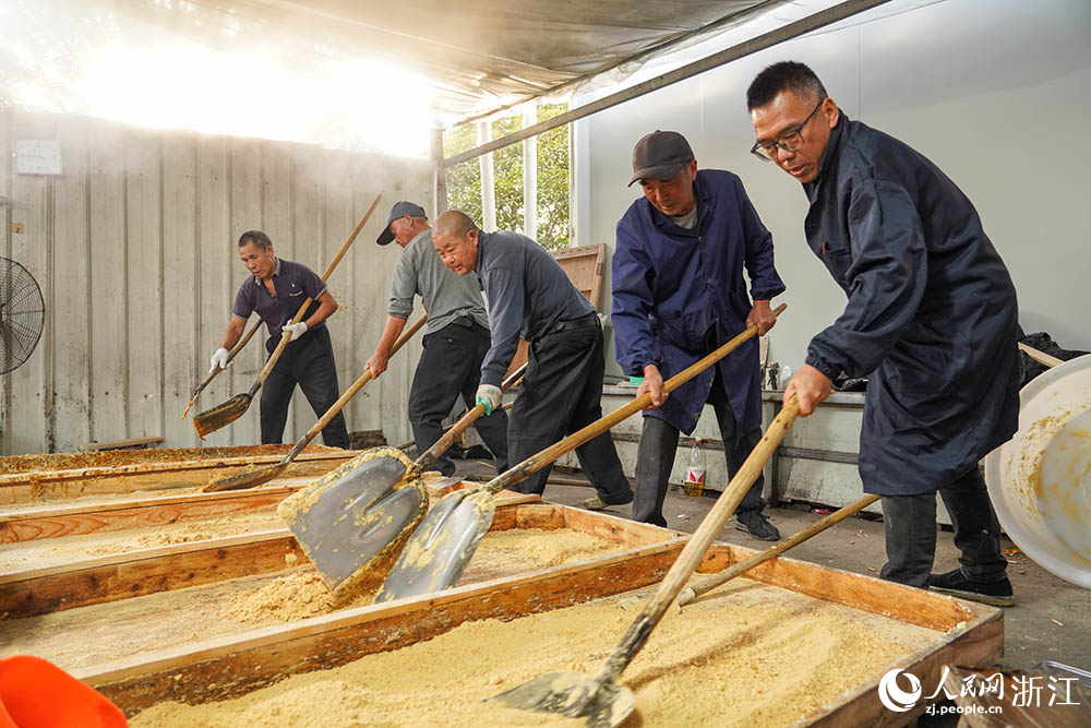 浙江省台州市黄岩区一红糖厂，榨糖师傅用传统古法技艺熬制红糖。人民网 章勇涛摄