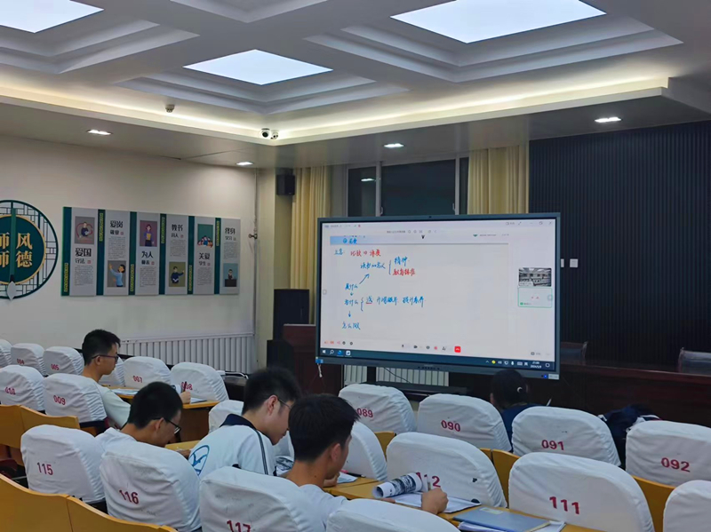 朋辈导师指导赵汉青等同学学习。受访者供图