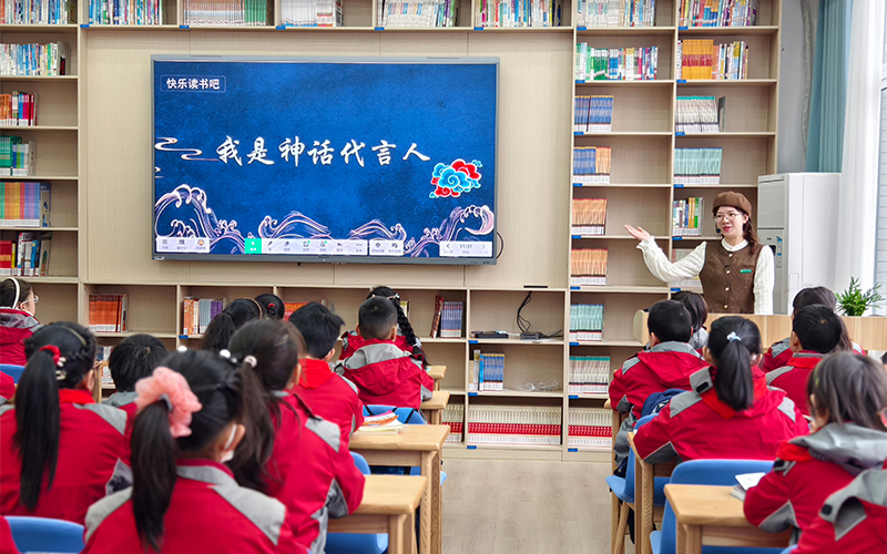 課堂上，從海島轉學來的孩子們和大家一起聽神話故事。舟山市委宣傳部供圖