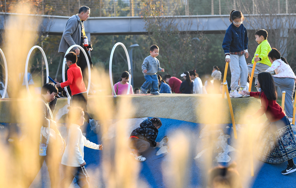市民在滨海水韵公园游玩。陈亮摄