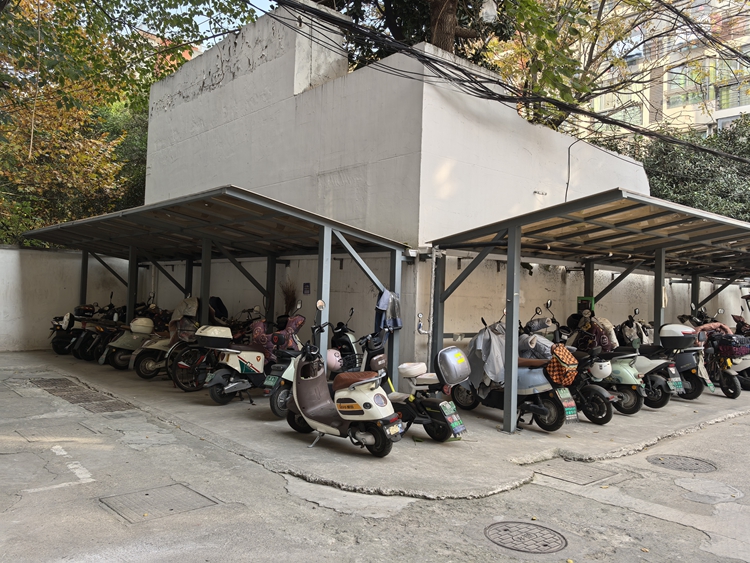 整治后的姜家园98-100号小区,新建了两个公共充电车棚,车辆停放得井井有条。受访者供图