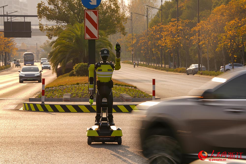 AI交通管理机器人“杭行1号”在杭州滨江区滨盛路长河路口管理交通秩序。人民网 章勇涛摄
