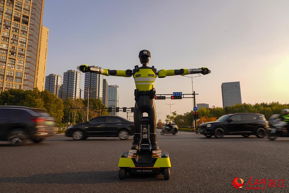 AI交通管理机器人“杭行1号”在杭州滨江区滨盛路长河路口管理交通秩序。人民网 章勇涛摄