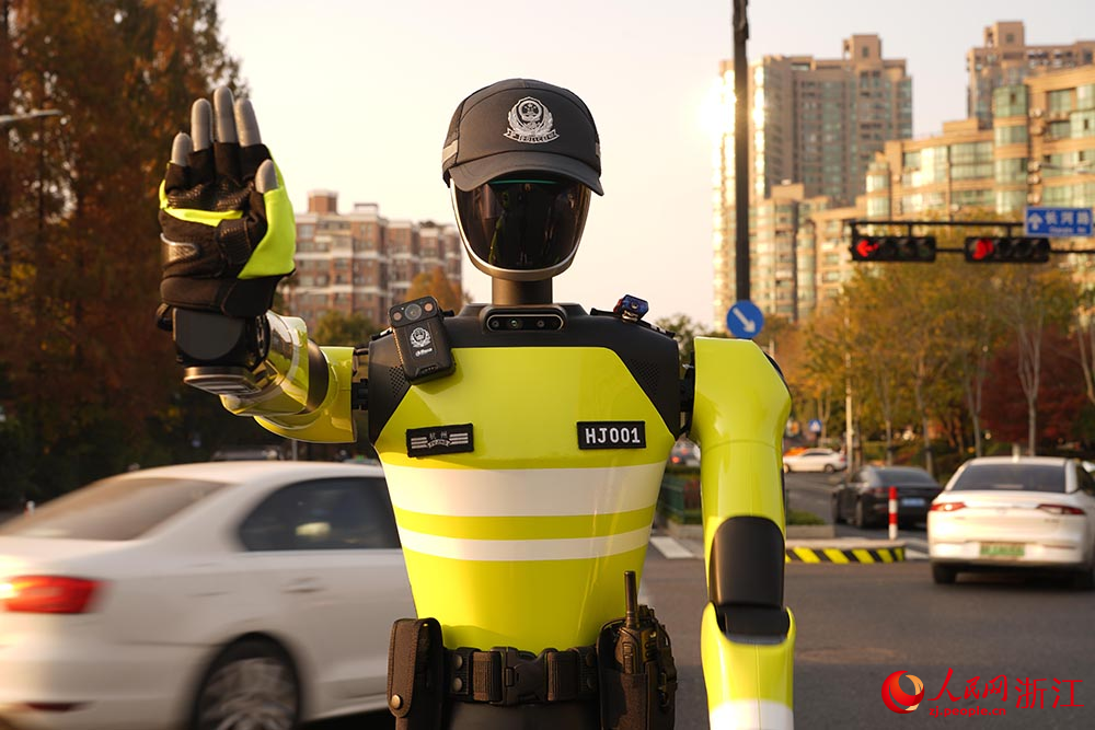AI交通管理机器人“杭行1号”在杭州滨江区滨盛路长河路口管理交通秩序。人民网 章勇涛摄