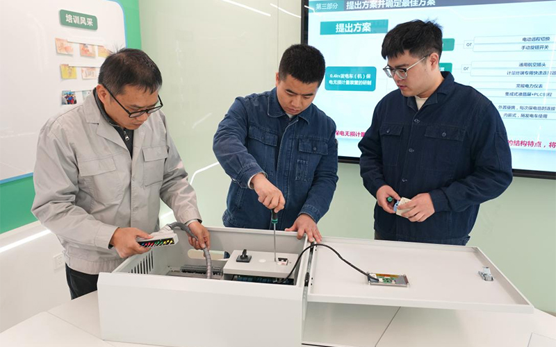 創新團隊在攻關討論中。杭州龍源電力有限公司供圖