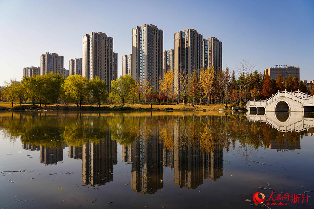 杭州市拱墅区石桥街道,一处漂亮的安置房与蓝天白云、碧水绿植构成了一幅生态宜居的美丽画卷。人民网 章勇涛摄