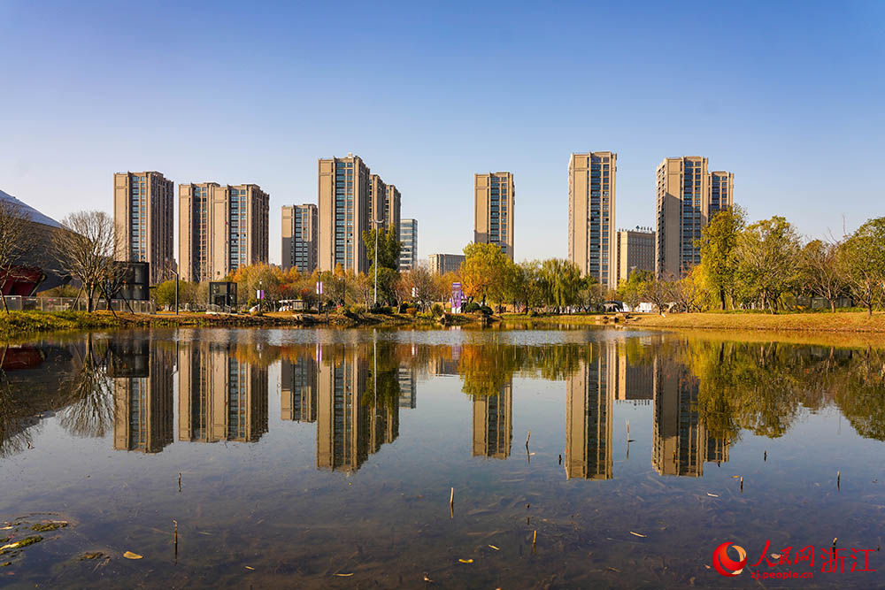 杭州市拱墅区石桥街道，一处漂亮的安置房与蓝天白云、碧水绿植构成了一幅生态宜居的美丽画卷。人民网 章勇涛摄
