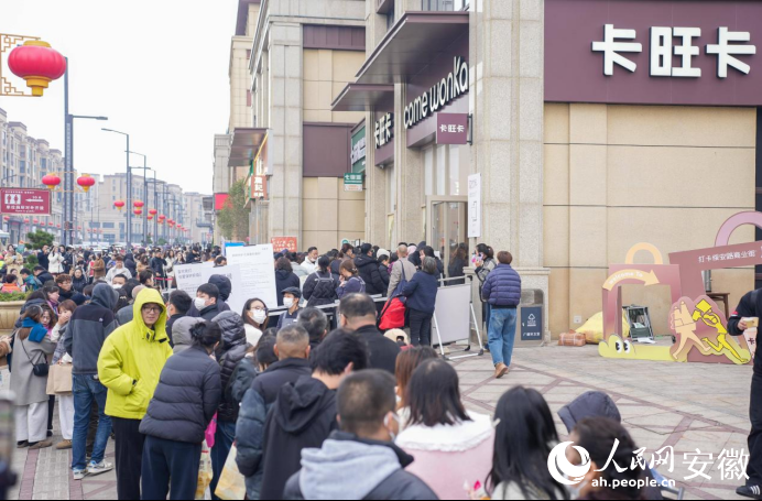 綏安路上，游客排隊購買“廣德三件套”中的奶茶和桃酥。人民網記者 王銳攝