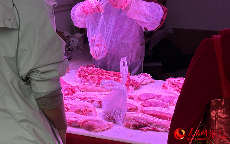 11月8日，杭州市上城區楊柳郡園四區沿街一家“農家土豬肉”店內透出紫紅色燈光。人民網記者 葉賓得攝