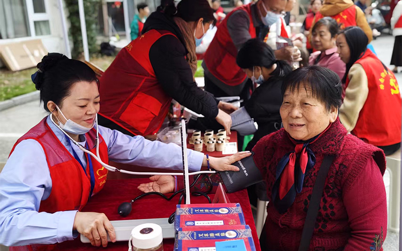 为居民提供免费义诊。路南街道供图