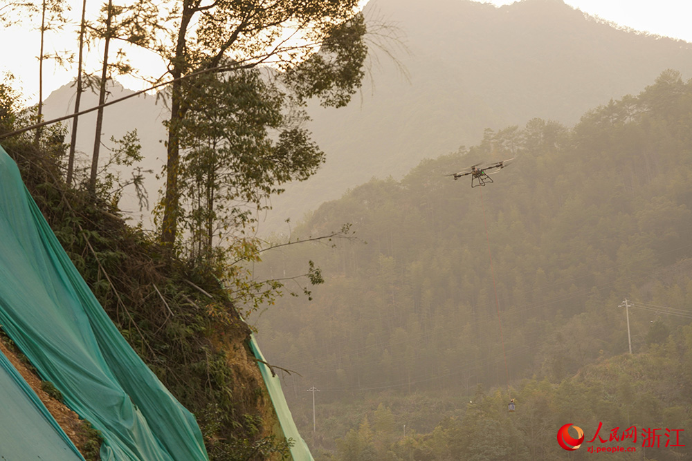 在浙江省义龙庆高速龙泉段施工现场，无人机运送物资。人民网 章勇涛摄