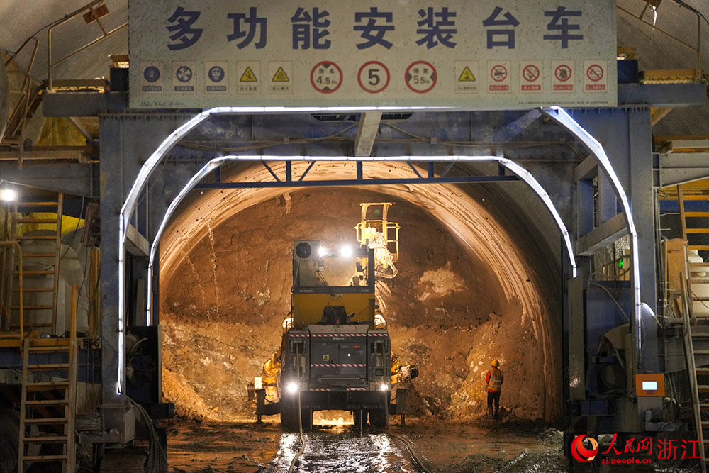在浙江省义龙庆高速龙泉段施工现场,智能三臂凿岩台车精准作业。人民网 章勇涛摄