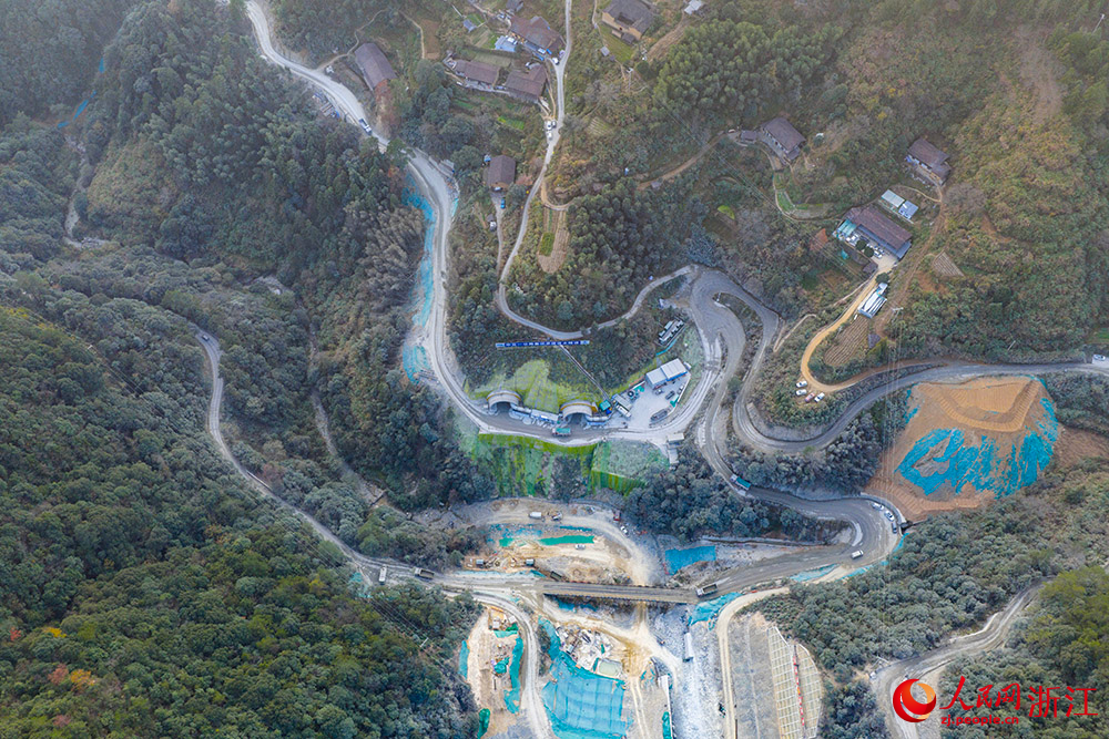 浙江省义龙庆高速龙泉段施工现场机械轰鸣，建设者抢抓工期，在层峦叠嶂间推进隧道工程。人民网 章勇涛摄