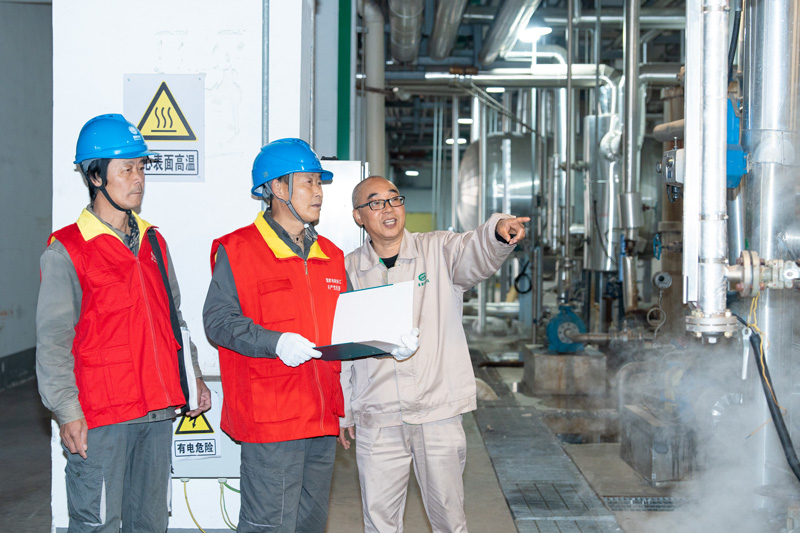 电力工人走进企业车间提供电力服务。国网湖州供电公司供图