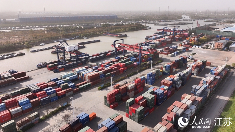 淮安港内河集装箱吞吐量连续16年位列全省第一。人民网记者 余乐摄