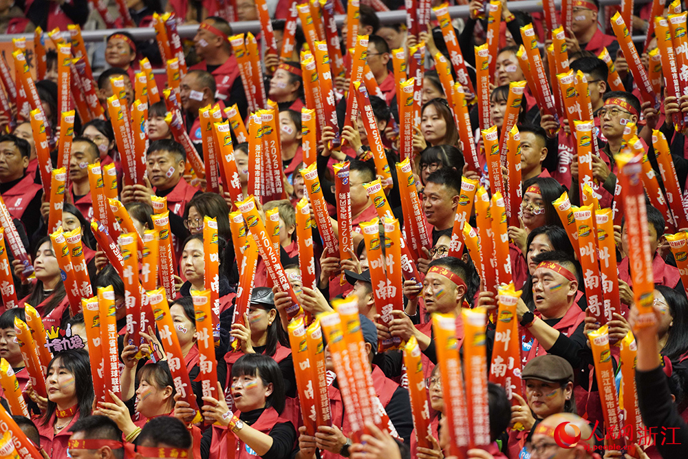 场馆内观众加油助威，现场氛围热烈。人民网 章勇涛摄