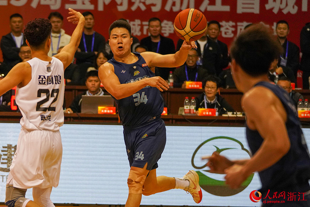 12月10日晚，宁波队球员在“浙BA”阶段赛事中全力拼搏。人民网 章勇涛摄